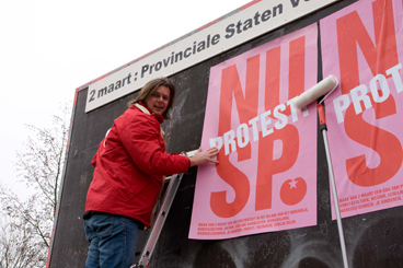 Patrick van Lunteren plakt eerste poster