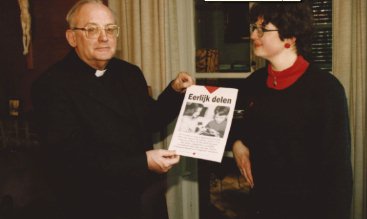 Joska Dubbeldam overhandigt een folder aan bisschop Muskens